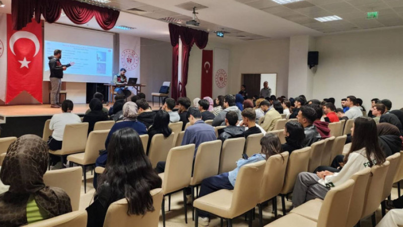İlçemiz Gölhisar'da Jandarmadan Üniversite Öğrencilerine Uyuşturucuyla Mücadele Eğitimi