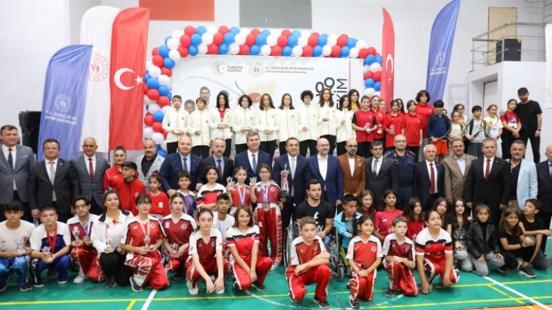 Vali Öksüz Amatör Spor Haftası  Kapanış Programına Katıldı