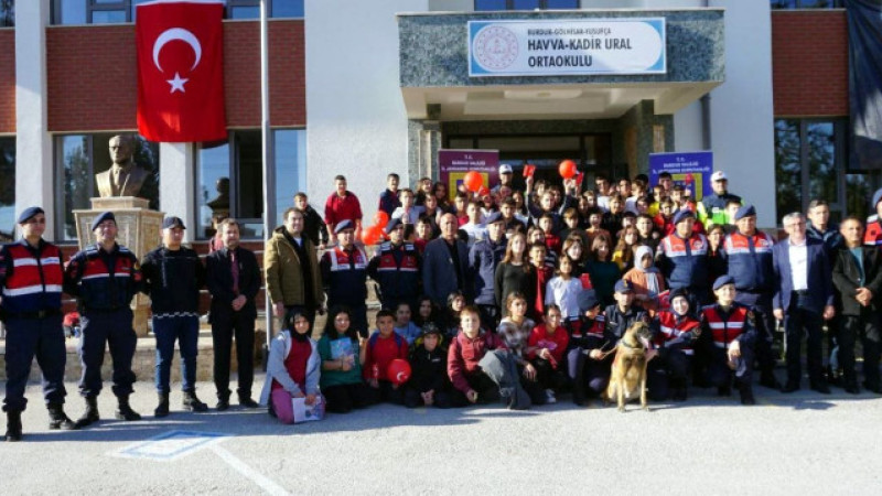 Jandarma’dan Yusufça’daki Öğrencilere Bilinçlendirme ziyareti
