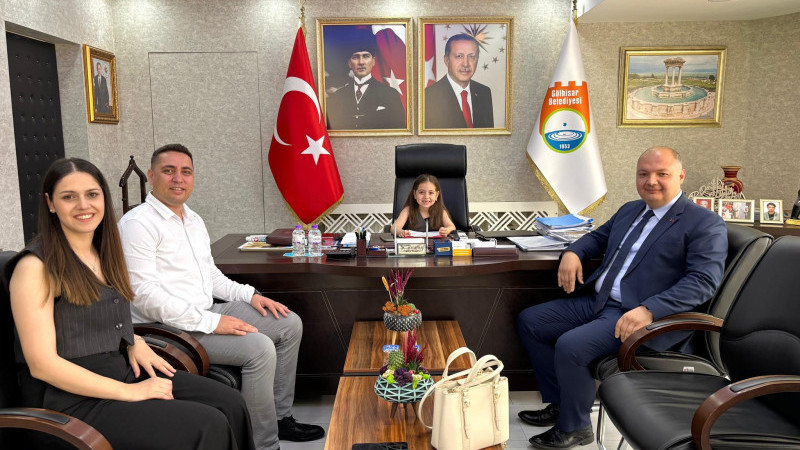 Başkan Sertbaş koltuğunu öğrencilere devretti
