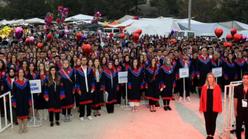 1184 Yüksekokullu öğrenci kep attı