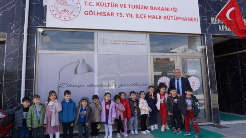 Gölhisar’da Minikler Kütüphaneyle Tanıştı